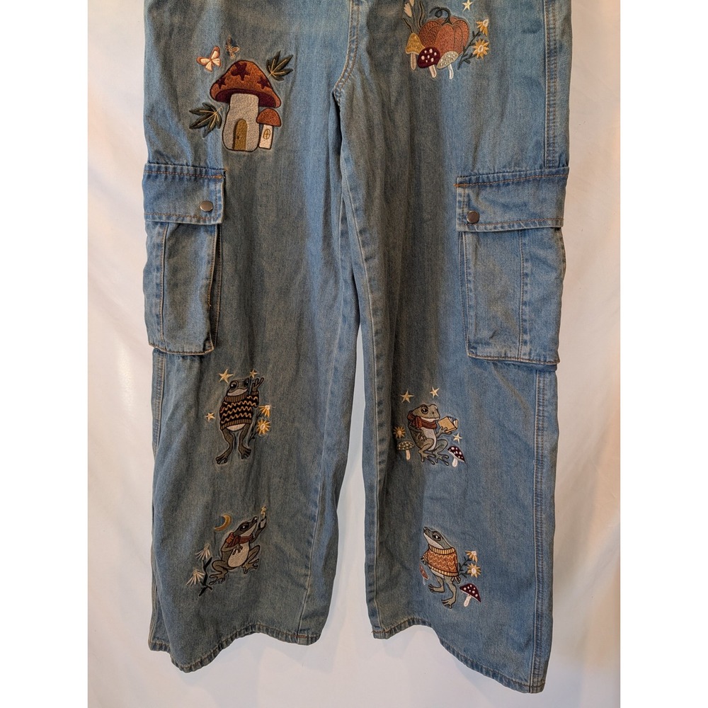 Hot Topic Frog Mushroom Embroidered Wide Leg Cargo Jean Light Wash LG NWT - Picture 3 of 6